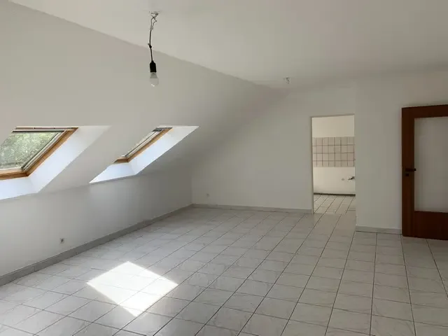 Virtual Staging Vorher - leerer Raum von HRT Immobilien Vorher: leerer Raum vor virtuellem Staging von HRT Immobilien