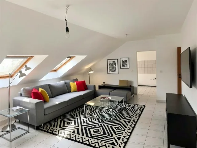Virtual Staging Nachher - moeblierter Wohnraum von HRT Immobilien Nachher: virtuell gestagter Wohnraum von HRT Immobilien